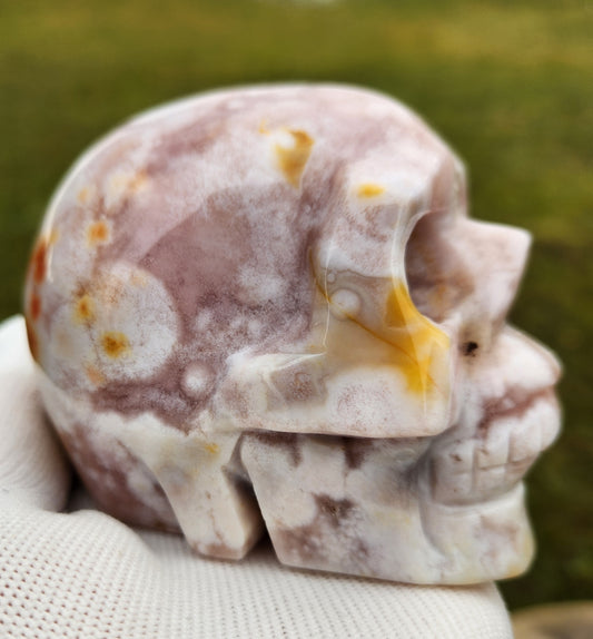 Flower Agate Skull Carving – Pink, White & Golden Orbicular Patterns – Premium Hand-Carved Stone