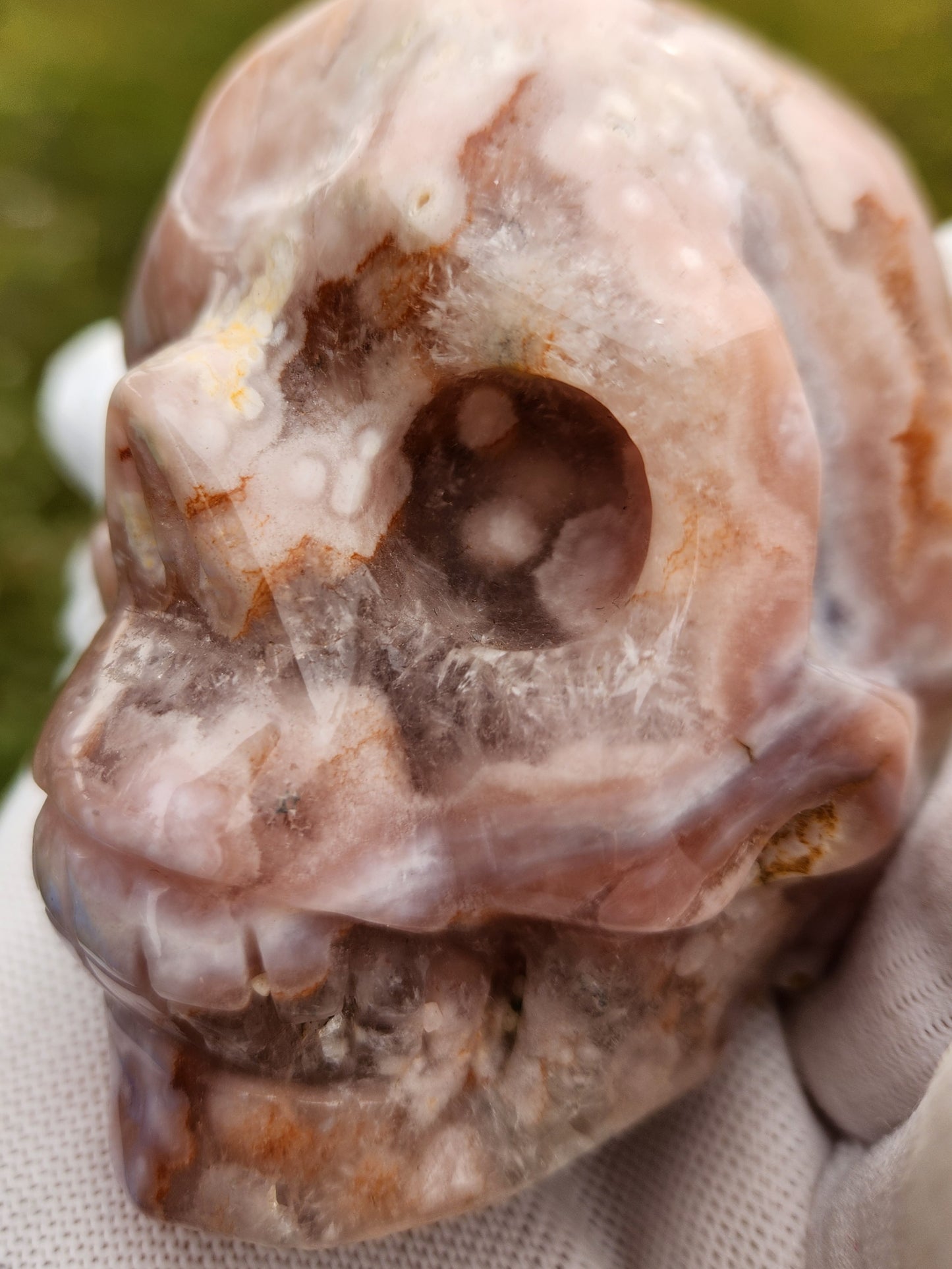 Flower Agate Skull Carving – Pink, White & Golden Orbicular Patterns – Premium Hand-Carved Stone