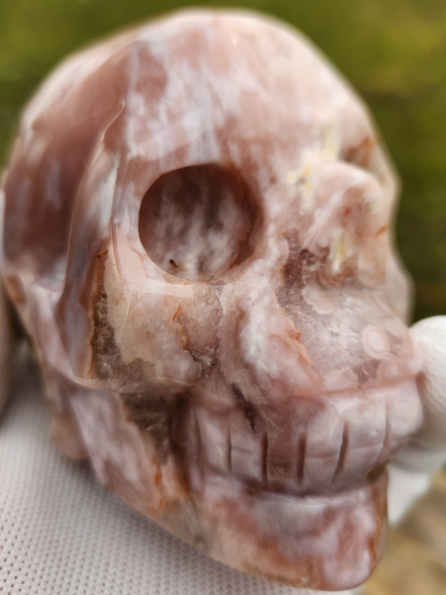 Flower Agate Skull Carving – Pink, White & Golden Orbicular Patterns – Premium Hand-Carved Stone