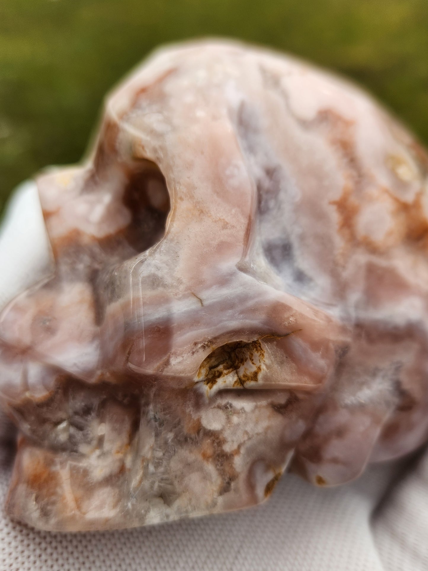 Flower Agate Skull Carving – Pink, White & Golden Orbicular Patterns – Premium Hand-Carved Stone